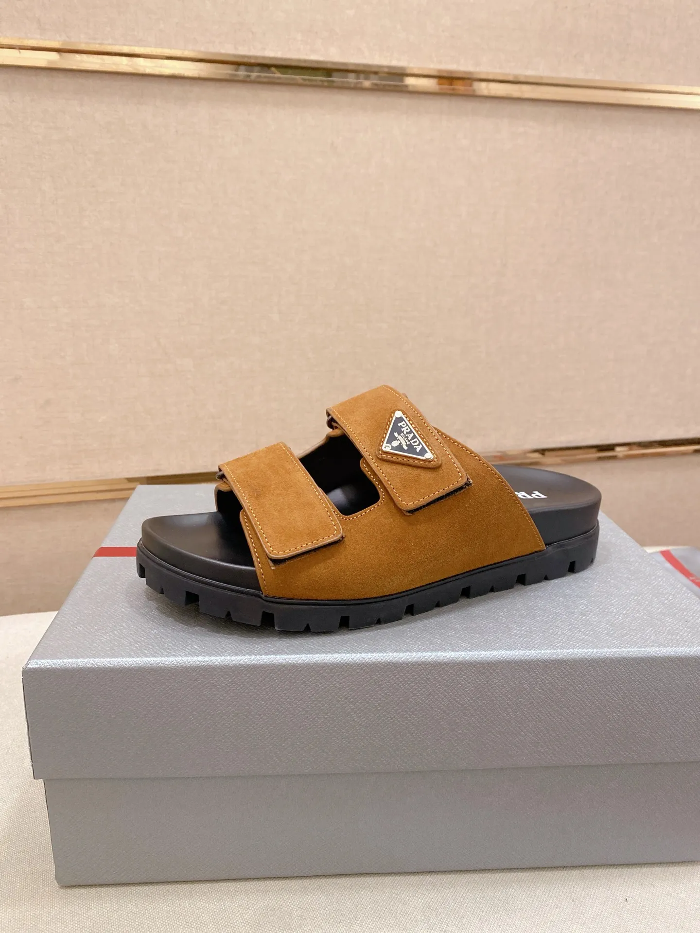 Men's shoes 💰: 440💰 [PRADA Slippers] High-end men's shoes brand official website 1:1 latest masterpiece: original mold opening and customization, the fabric is made of imported suede cowhide original material, upgraded outsole, lighter and non-slip. The market's top quality, simple yet tasteful, a must-have for fashionistas, fashionable at your feet, full of confidence, the same style at the counter 👍The season of summer slippers is here. Code: 38-45